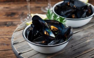 Cooked mussels with parsley