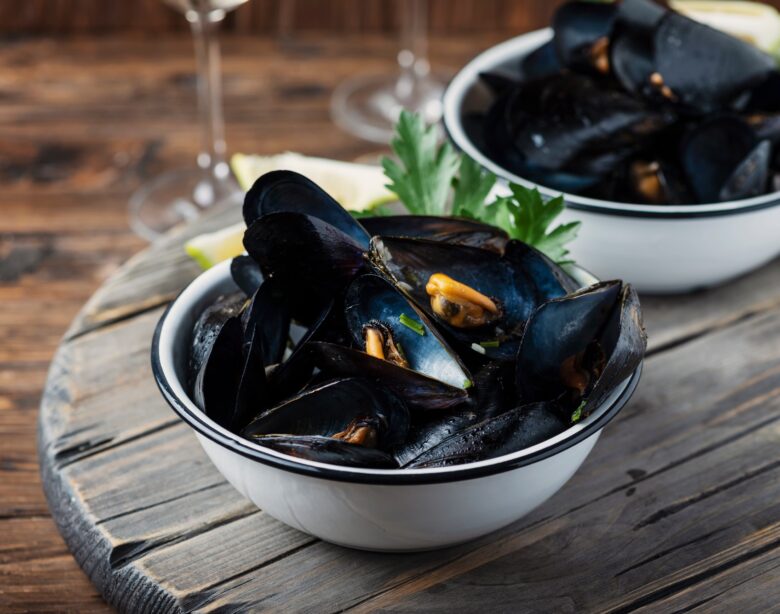 Cooked mussels with parsley