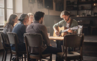 découvrez des stratégies efficaces pour promouvoir un concert acoustique en petit comité et attirer un public ciblé tout en créant une ambiance intime et réussie.