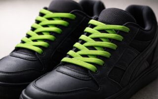découvrez comment des lacets verts peuvent transformer vos baskets sombres et leur apporter une touche de couleur et de style unique.