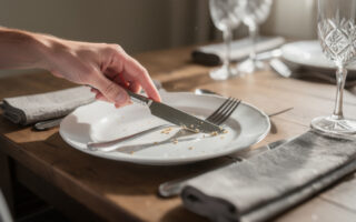 découvrez comment le placement des couverts en fin de repas peut influencer la communication non verbale et améliorer votre expérience gastronomique.