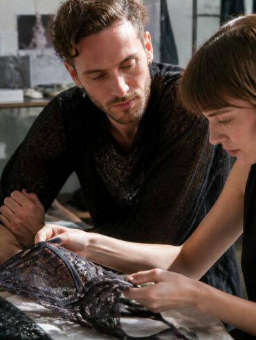 découvrez comment les créateurs révolutionnent la mode avec la lingerie upcyclée, alliant innovation et durabilité pour une tendance avant-gardiste.
