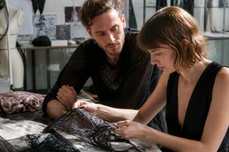 découvrez comment les créateurs révolutionnent la mode avec la lingerie upcyclée, alliant innovation et durabilité pour une tendance avant-gardiste.