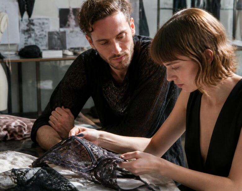 découvrez comment les créateurs révolutionnent la mode avec la lingerie upcyclée, alliant innovation et durabilité pour une tendance avant-gardiste.