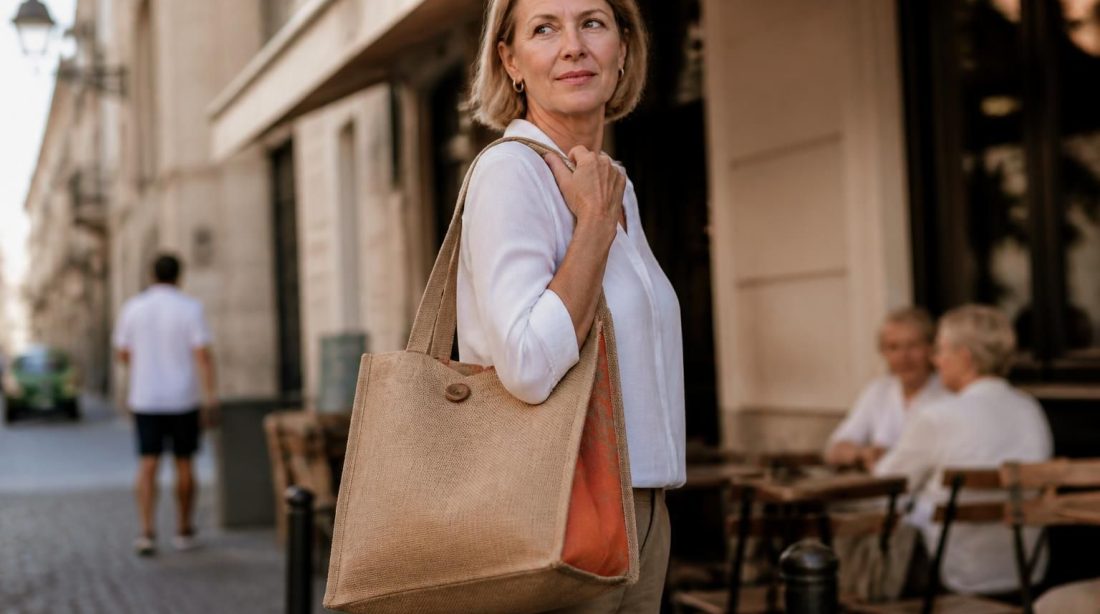 découvrez comment un cabas réversible en toile de jute allie praticité et style pour simplifier et embellir votre quotidien tout en respectant l'environnement.