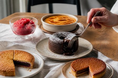 découvrez une sélection gourmande de desserts en g qui raviront vos papilles. savourez chaque bouchée de ces délicieuses douceurs, parfaites pour toutes les envies sucrées.